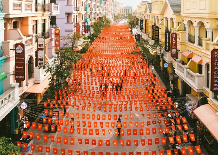 Con đường cờ hoa trong lễ diễu hành Vinhomes Royal Island