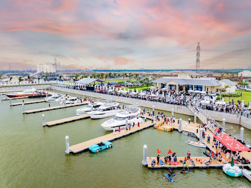 Hơn 1.500 khách mời hội tụ tại sự kiện khai trương bến du thuyền Vũ Yên