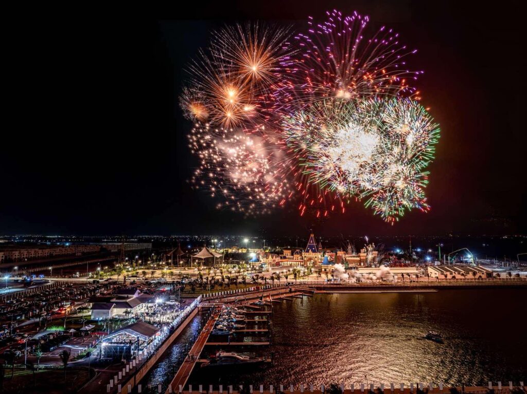 Màn pháo hóa kết thúc sự kiện khai trương bến du thuyền Vũ Yên