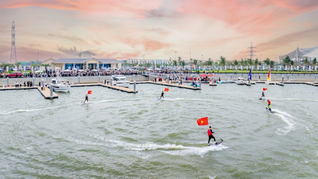 Màn trình diễn nghệ thuật trong sự kiện khai trương bến du thuyền Vũ Yên