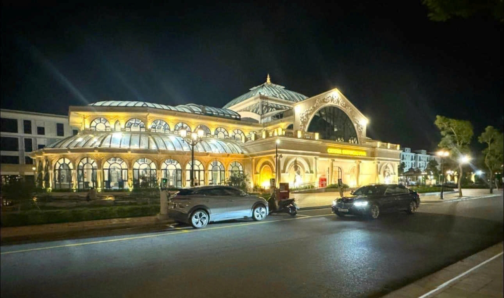 Hình ảnh bể bơi mái kính Vinhomes Vũ Yên vào buổi tối