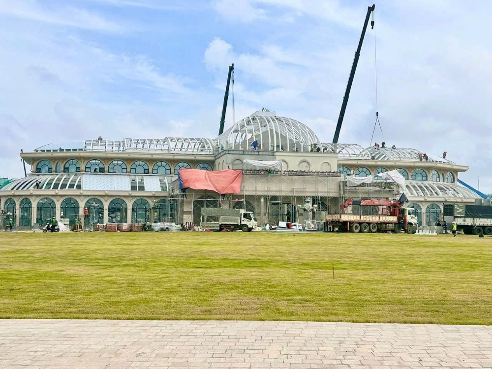 Hình ảnh mới nhất tại công trường thi công bể bơi mái kính Vinhomes Vũ Yên