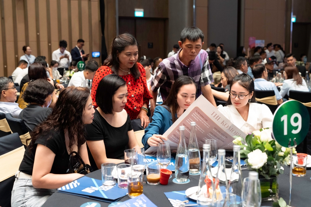 Khách hàng được tư vấn ngay tại sự kiện mở bán The Komorebi và The Miyabi Vũ Yên