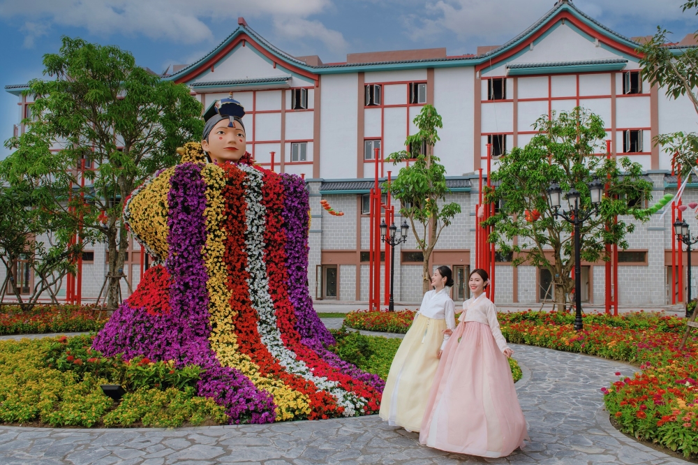 Khách hàng trải nghiệm trang phục truyền thống khi tham quan công viên văn hóa K Park Vũ Yên