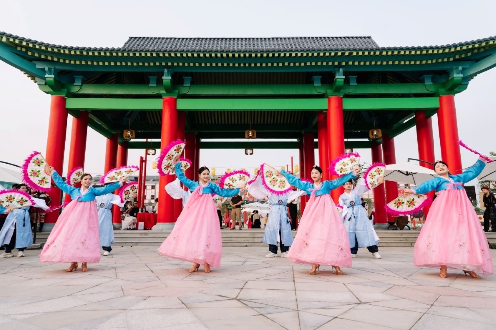 Trình diễn và biểu diễn tại công viên văn hóa K Park Vũ Yên