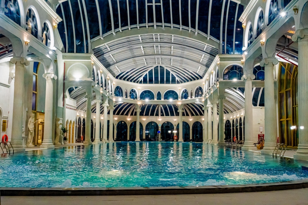 Không gian trải nghiệm đặc quyền bên trong bể bơi pha lê Hoàng Gia Vũ Yên