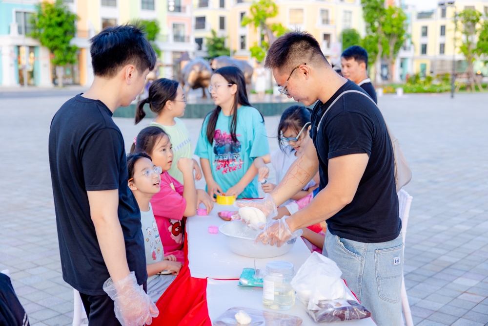 Ẩm thực giao thoa nơi Food Tour Under The Moon tại Vinhomes Vũ Yên